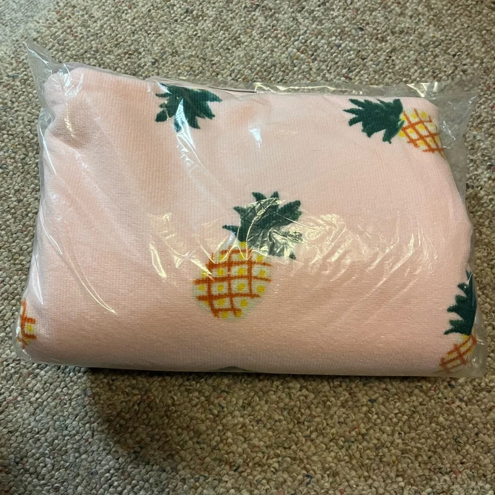 🆕 Kate Spade Pink Pineapple Beach Towel